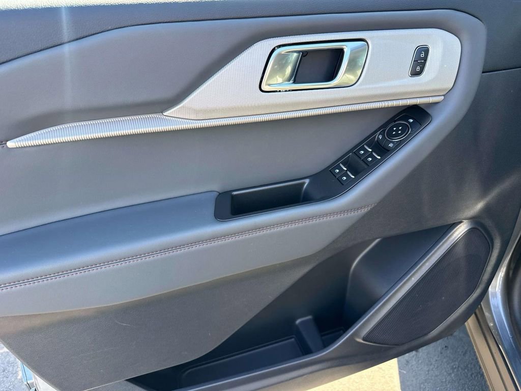 Used 2025 Ford Explorer Active w/ Active Comfort Package image 22