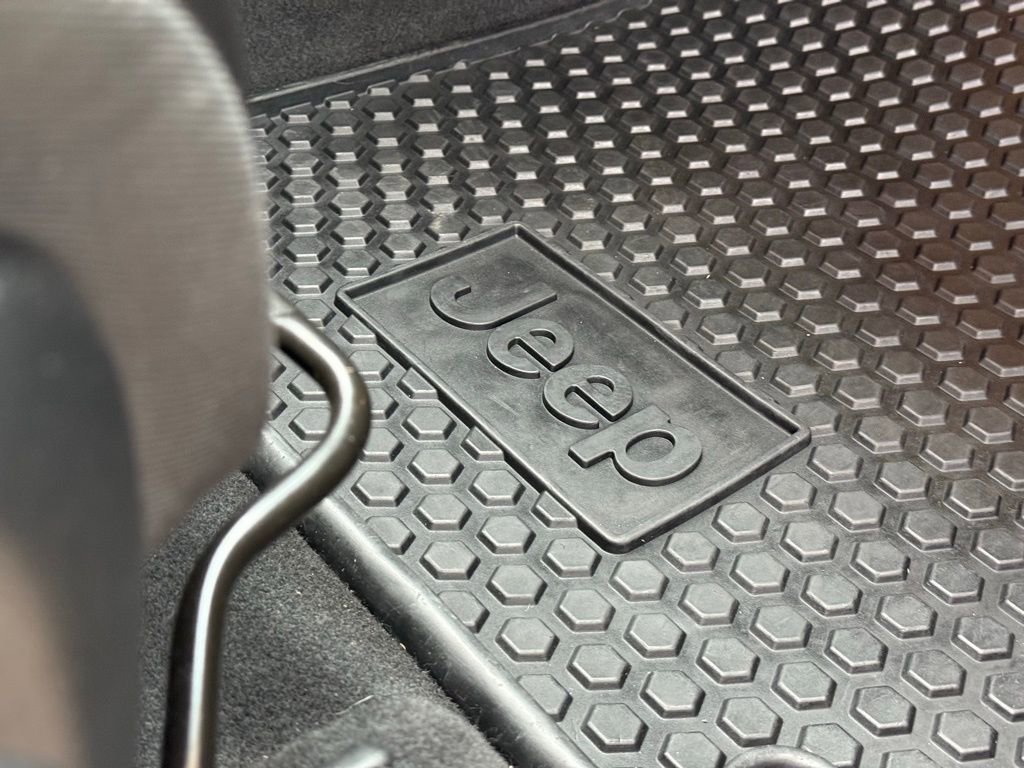 Used 2019 Jeep Cherokee Latitude Plus w/ Cold Weather Group image 35