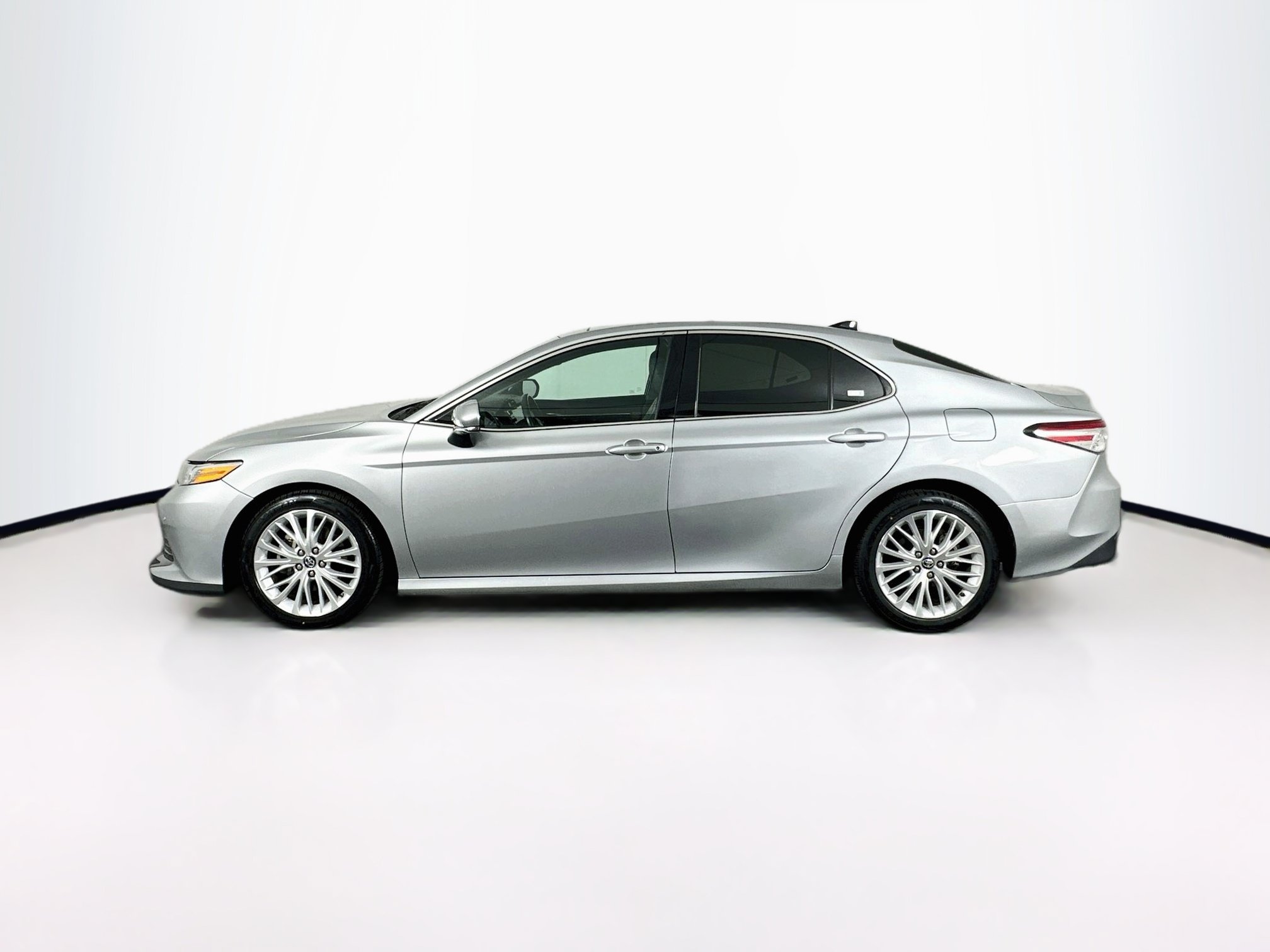 Used 2018 Toyota Camry XLE w/ Driver Assist Package FWD image 4