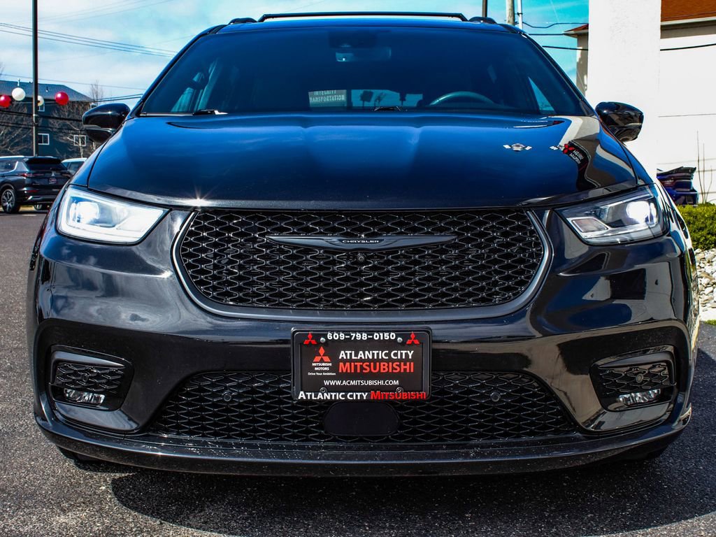 Used 2022 Chrysler Pacifica Touring-L w/ Uconnect Theater Family Group image 2