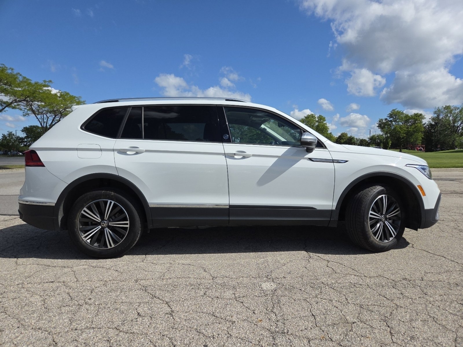 Used 2024 Volkswagen Tiguan Wolfsburg Edition AWD/4WD image 21