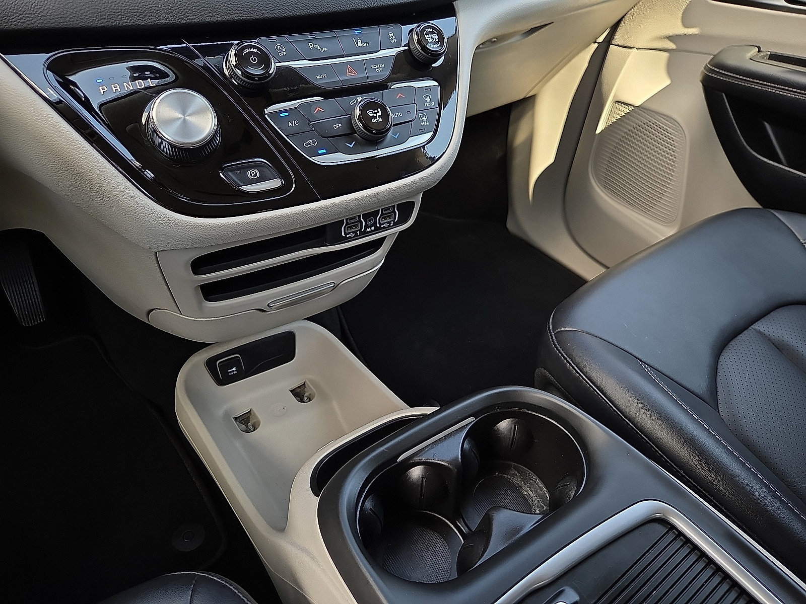 Used 2024 Chrysler Pacifica Touring-L FWD image 25