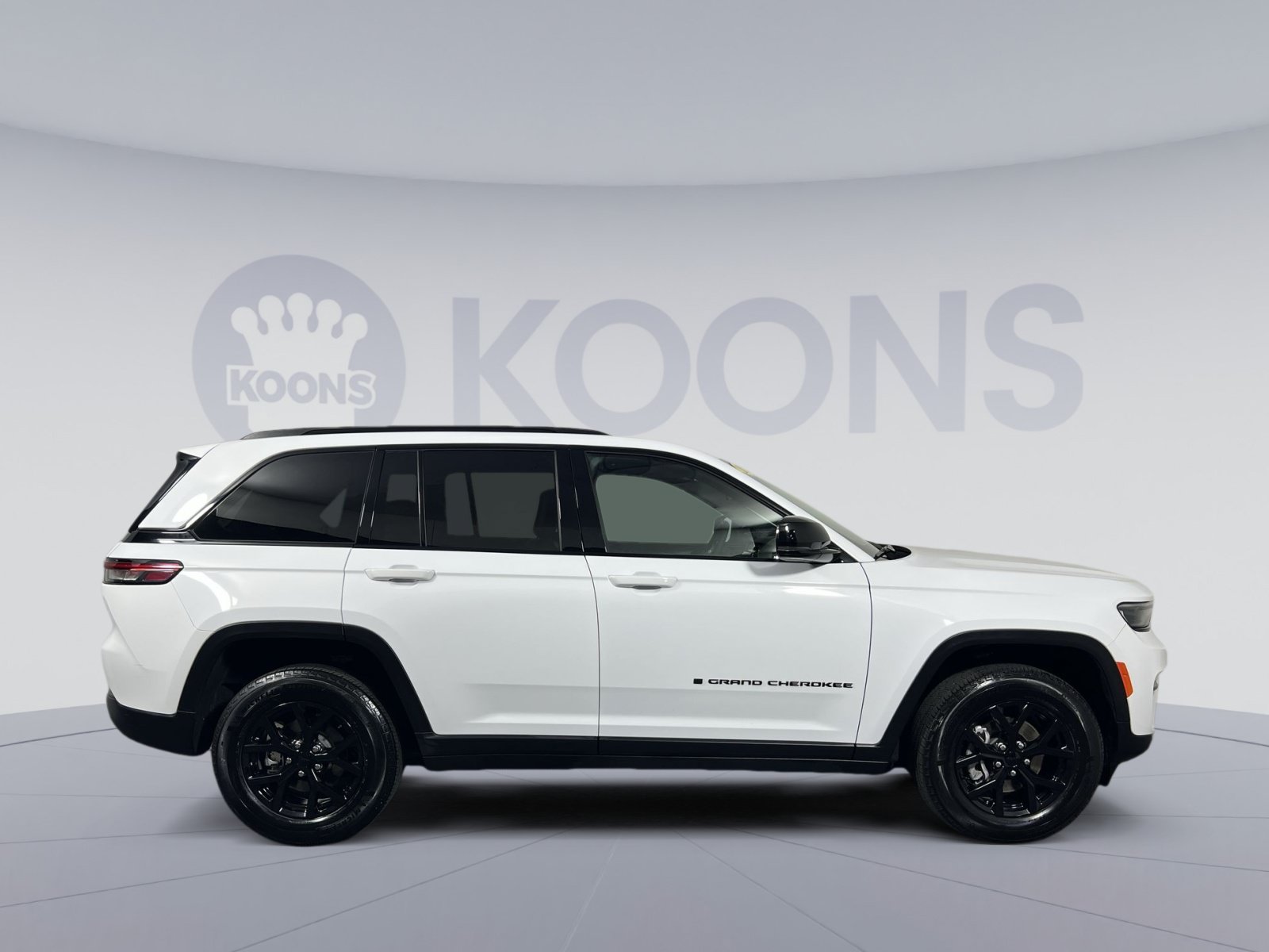 Used 2025 Jeep Grand Cherokee Altitude AWD/4WD image 8