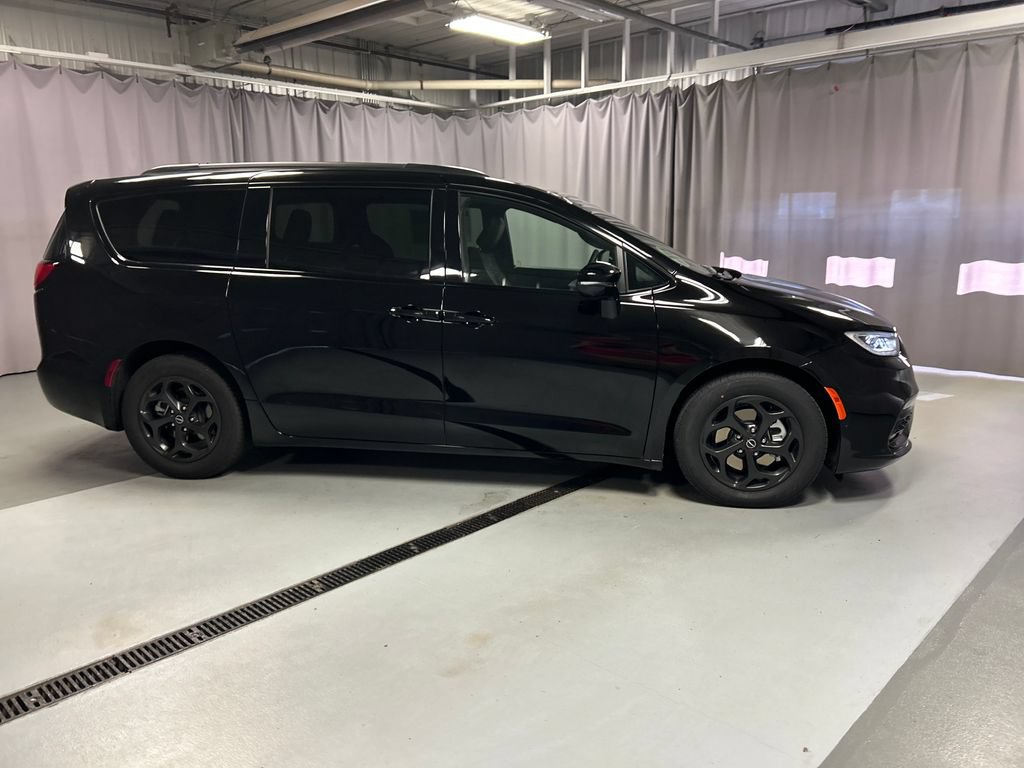 Used 2025 Chrysler Pacifica Premium FWD image 8
