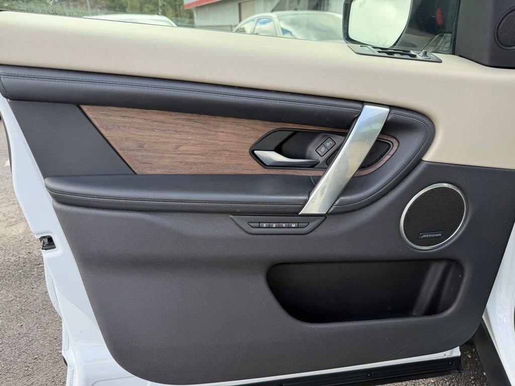 Used 2020 Land Rover Discovery Sport SE image 13