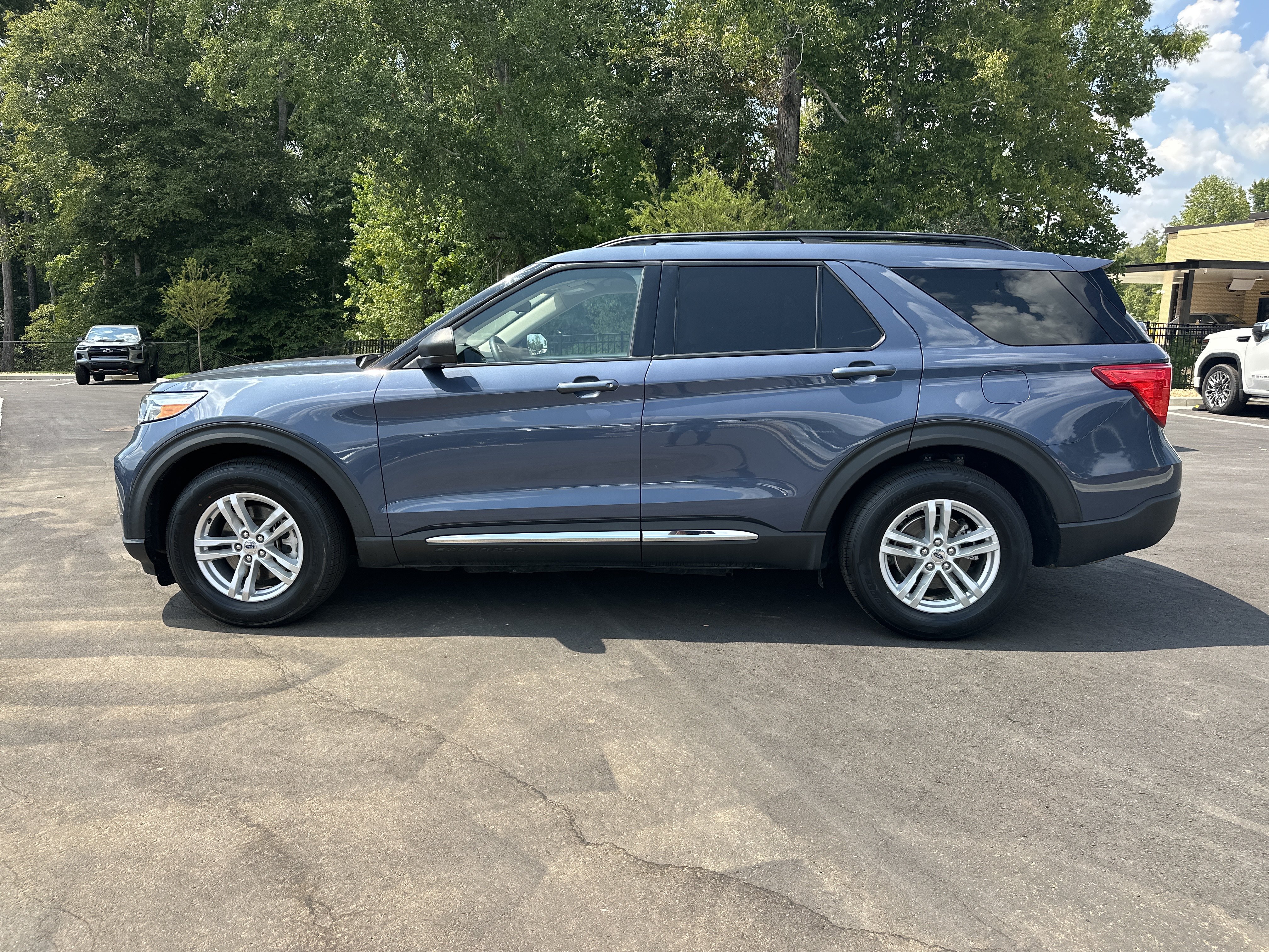 Used 2021 Ford Explorer XLT w/ Equipment Group 202A RWD image 5