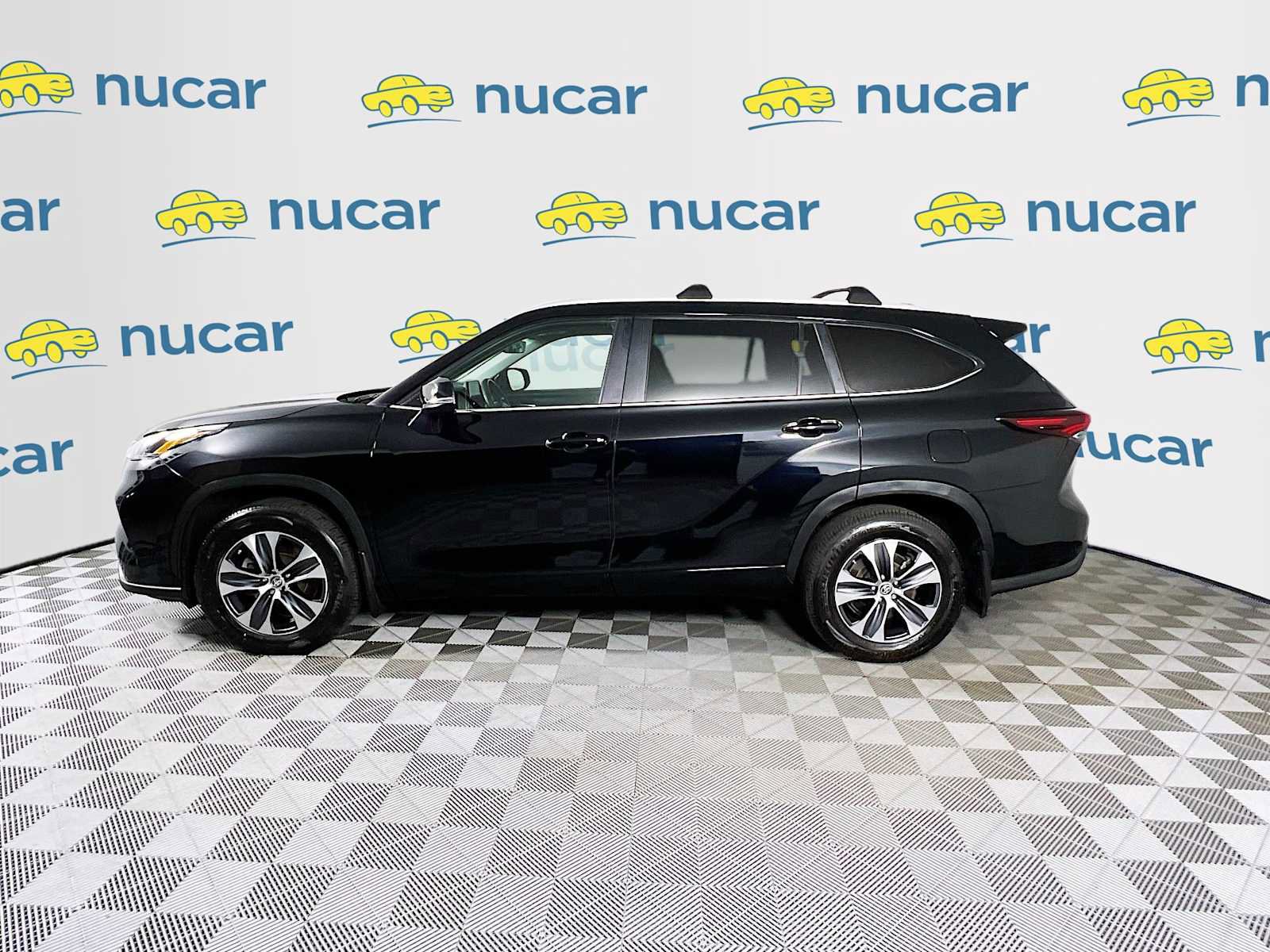 Used 2024 Toyota Highlander XLE image 4