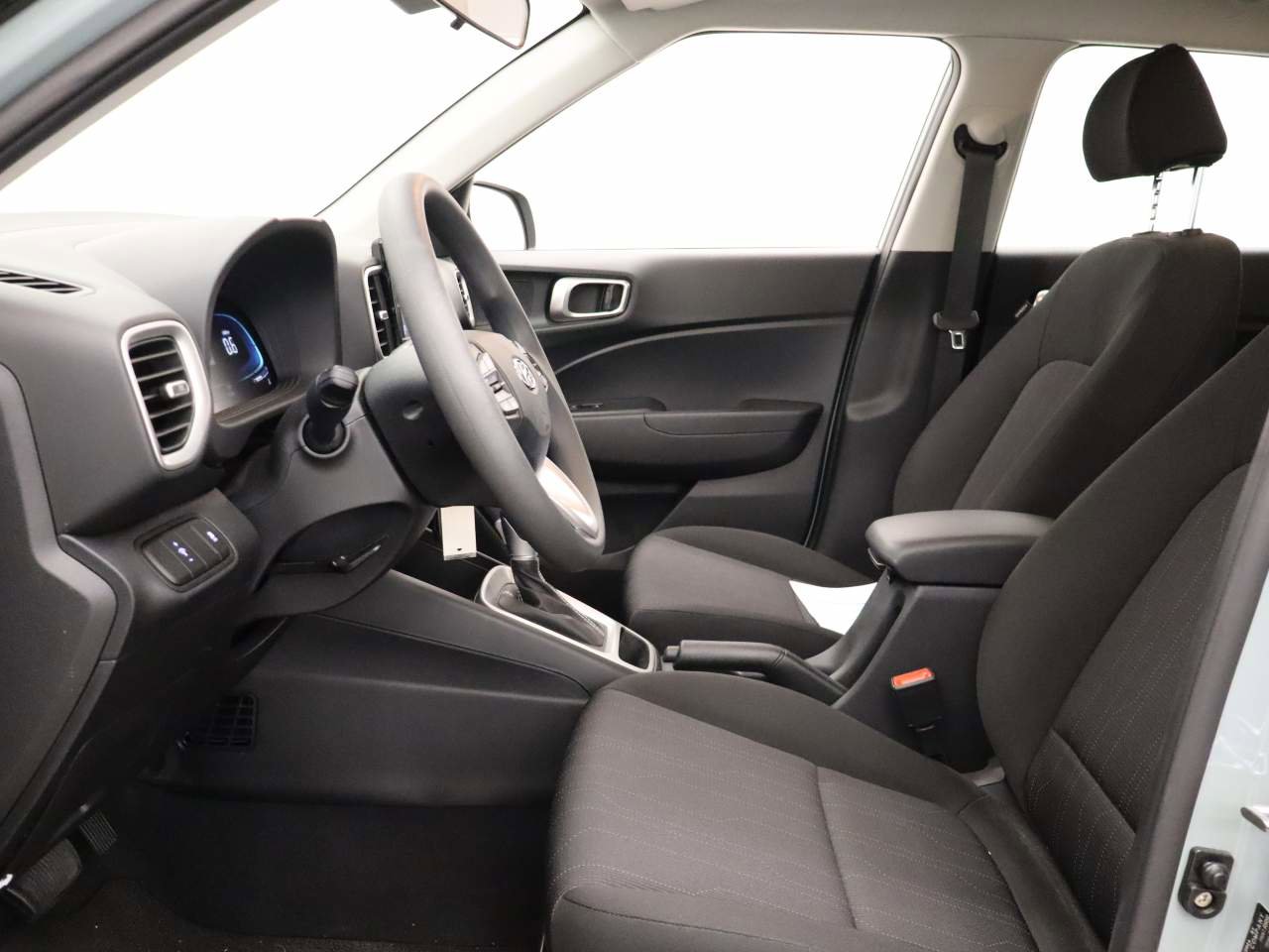 Used 2025 Hyundai Venue SE image 15