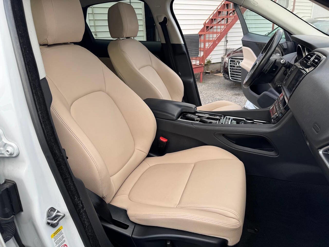 Used 2018 Jaguar F-PACE Premium image 32