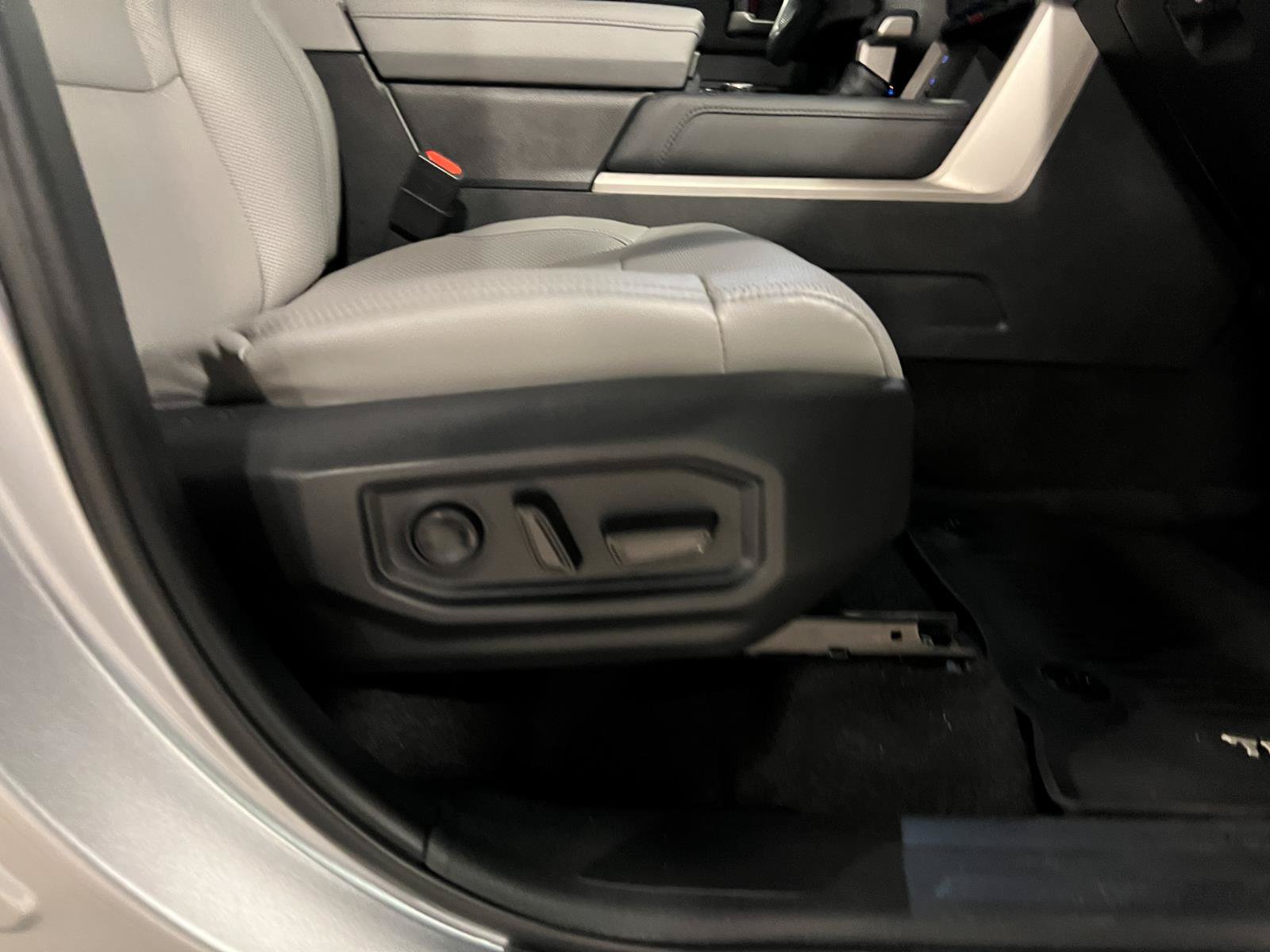Used 2024 Toyota Tundra Limited AWD/4WD image 39