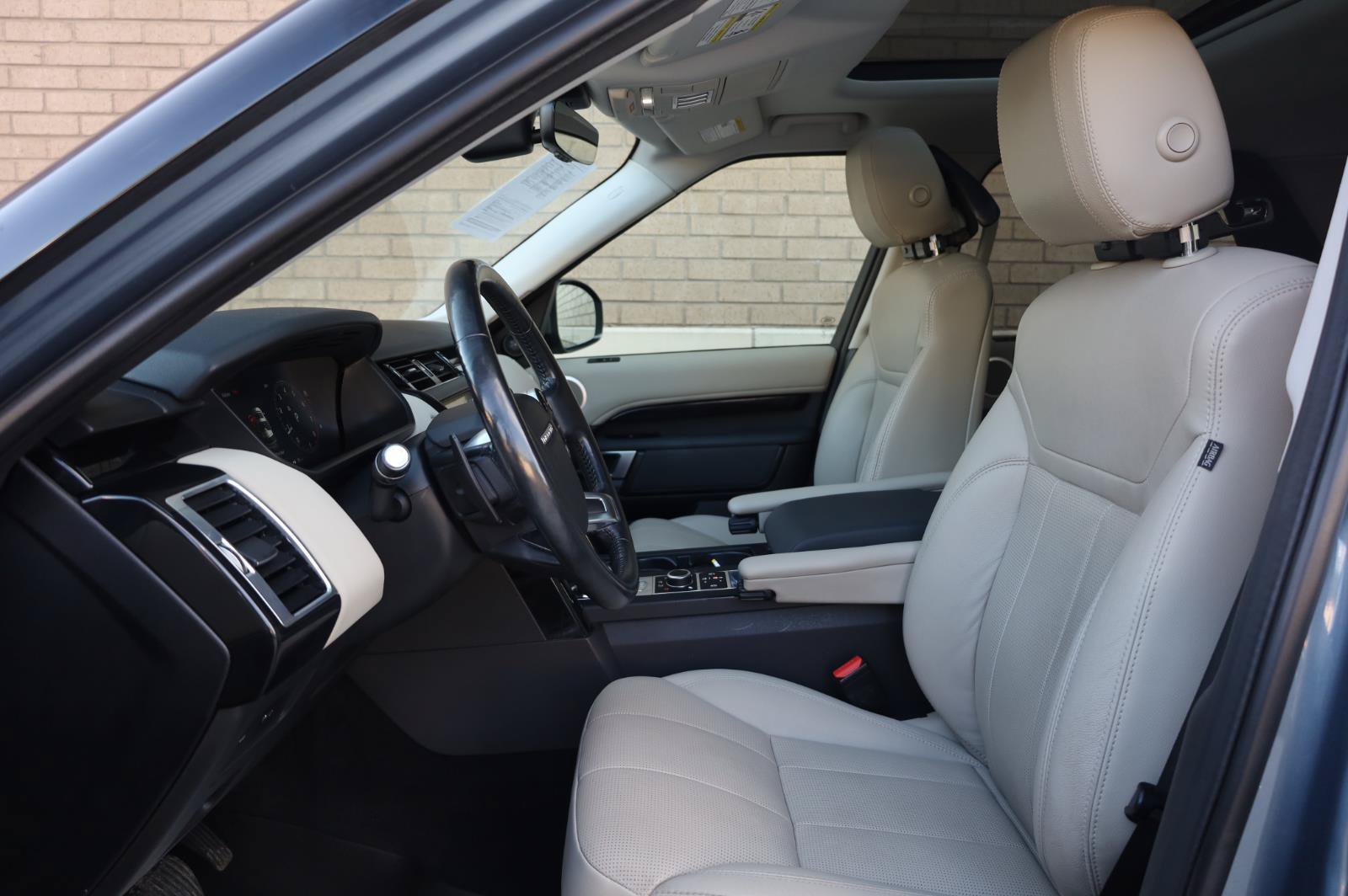 Used 2019 Land Rover Discovery SE AWD/4WD image 19