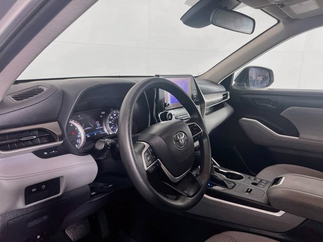 Used 2023 Toyota Highlander L FWD image 11