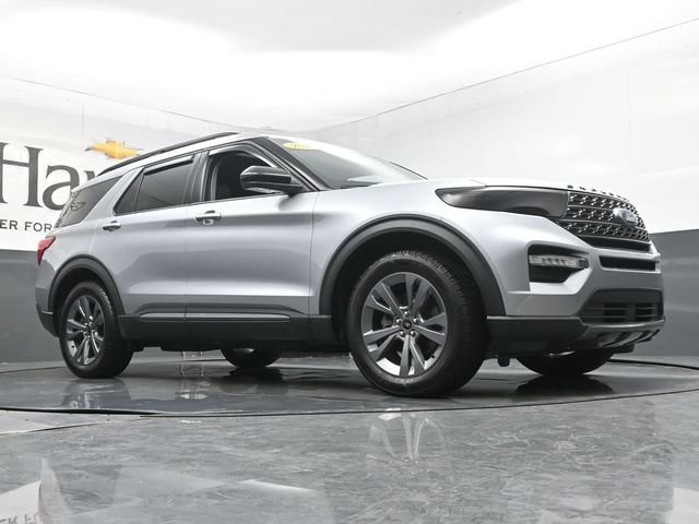 Used 2022 Ford Explorer XLT w/ Equipment Group 202A AWD/4WD image 2