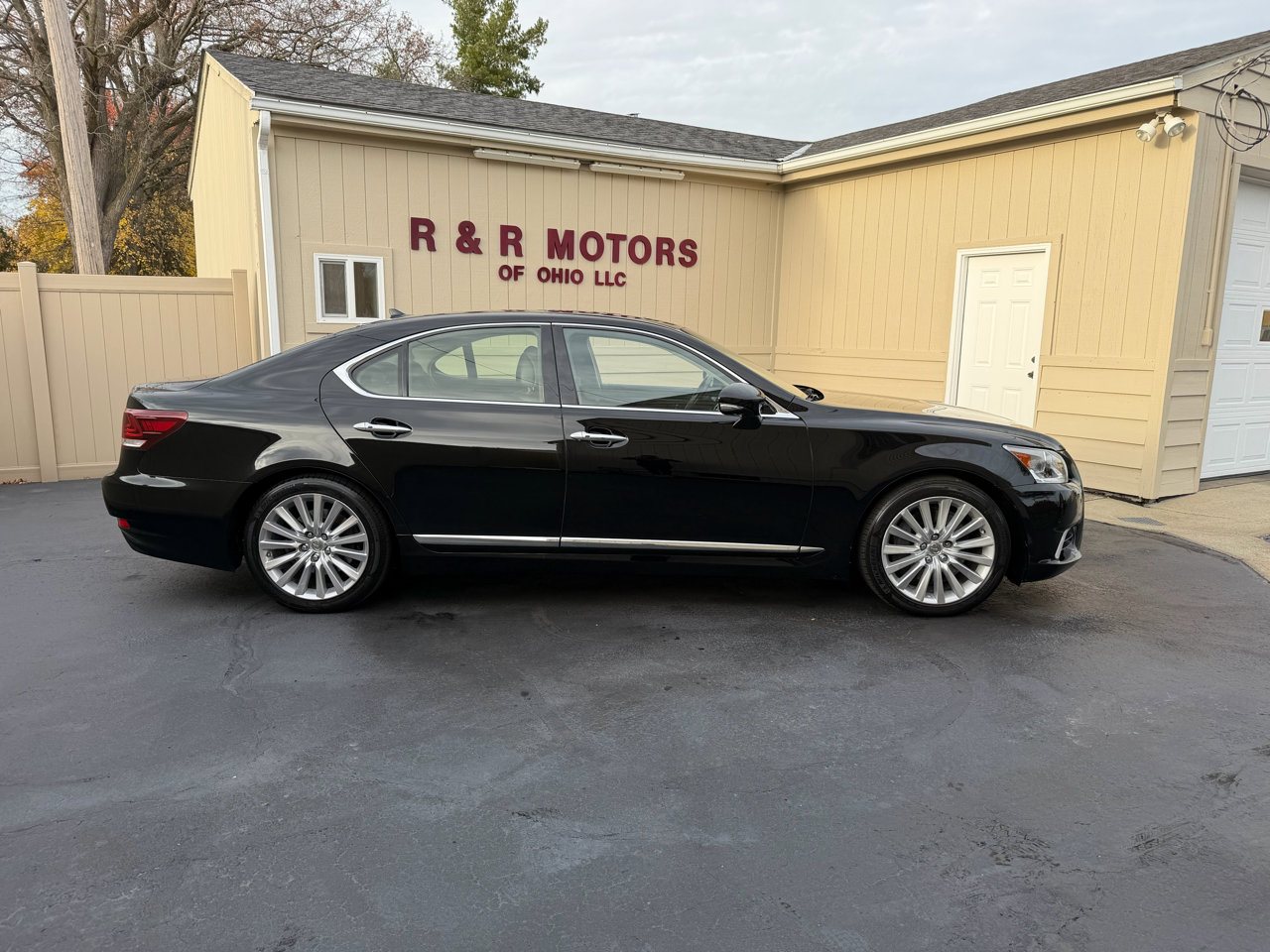 Used 2013 Lexus LS 460 Luxury Sedan AWD w/ Comfort Pkg image 2