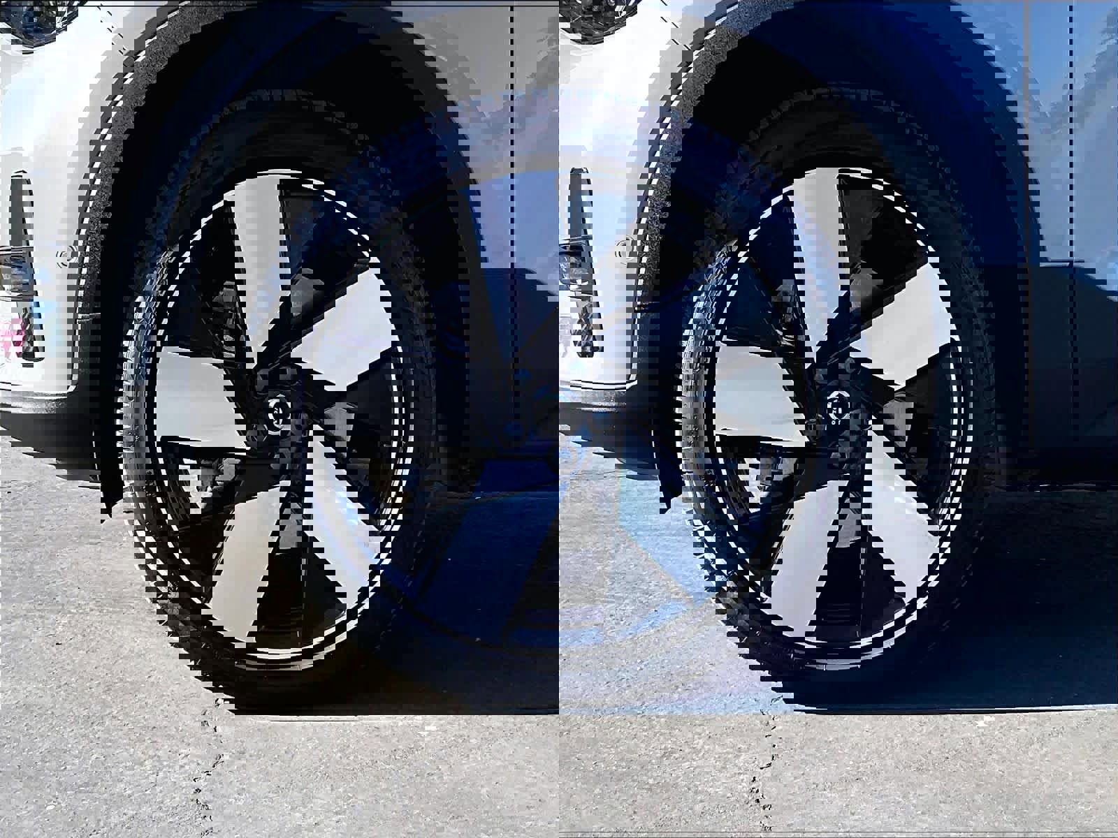 Used 2024 Volvo XC40 Recharge Plus w/ Protection Package Premier image 12