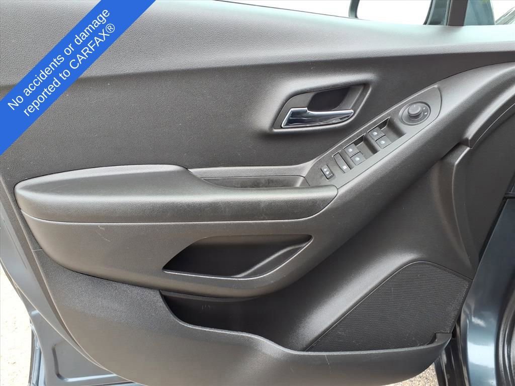 Used 2022 Chevrolet Trax LT w/ LT Convenience Package image 15