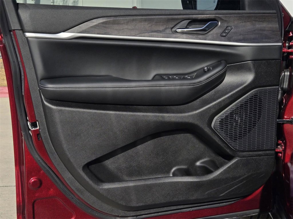 New 2025 Jeep Grand Cherokee Limited w/ Black Appearance Package image 15