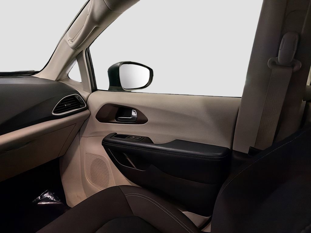 Used 2023 Chrysler Voyager LX image 21