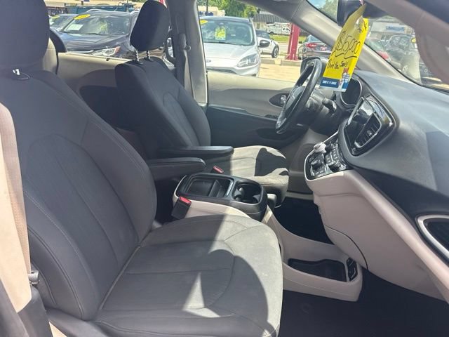 Used 2019 Chrysler Pacifica Touring Plus w/ Advanced Safetytec Group FWD image 23