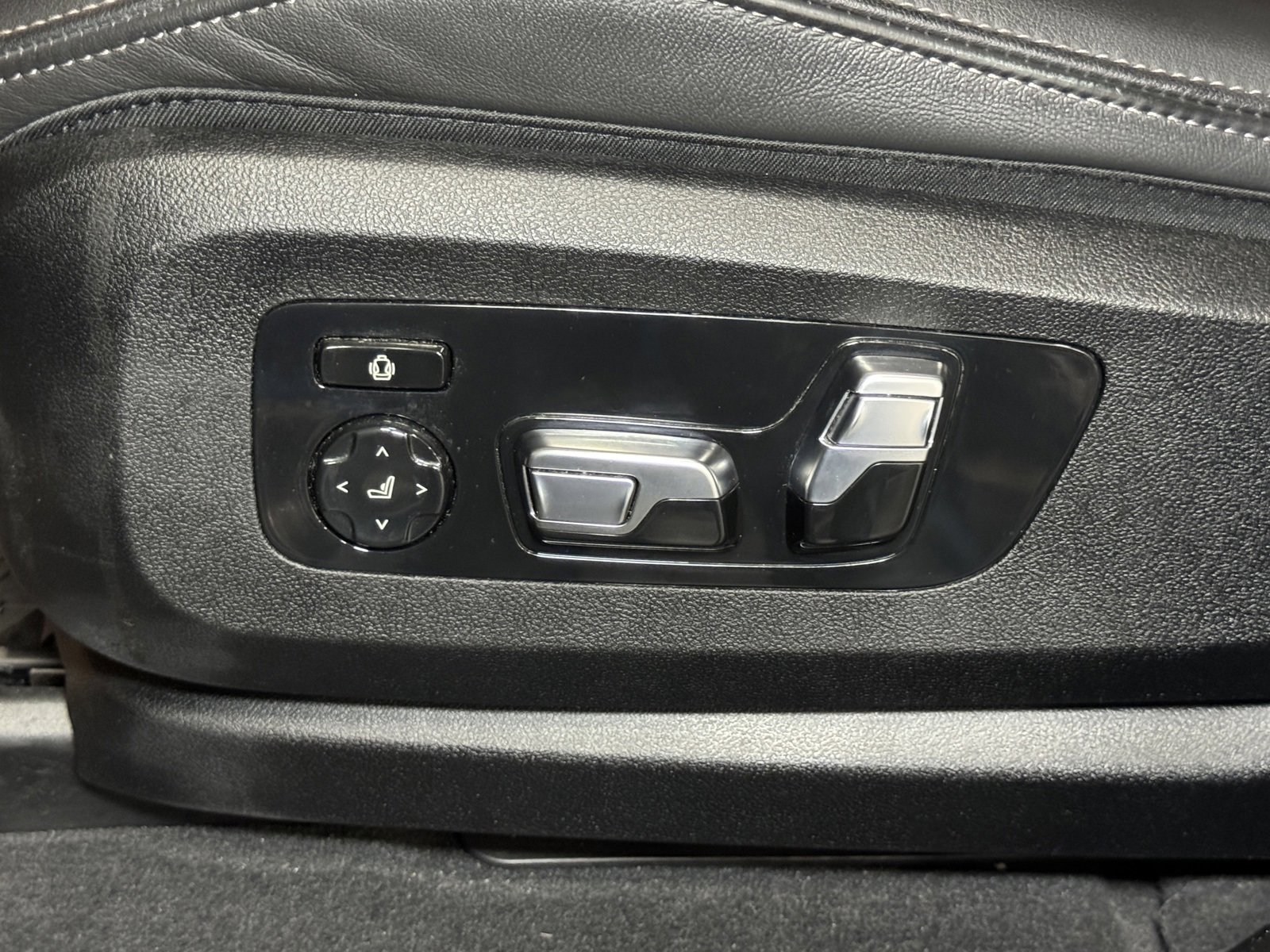 Used 2023 BMW X7 xDrive40i w/ M Sport Package image 24