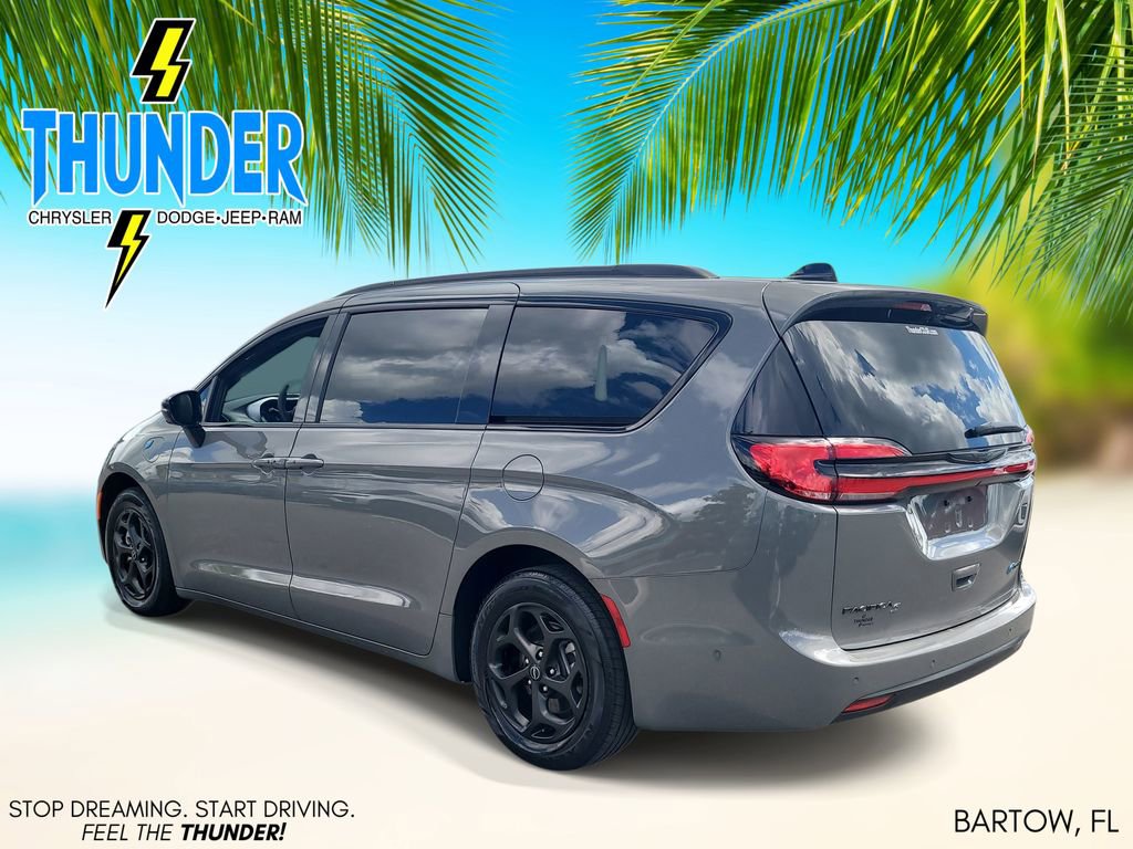 Used 2025 Chrysler Pacifica Premium image 3