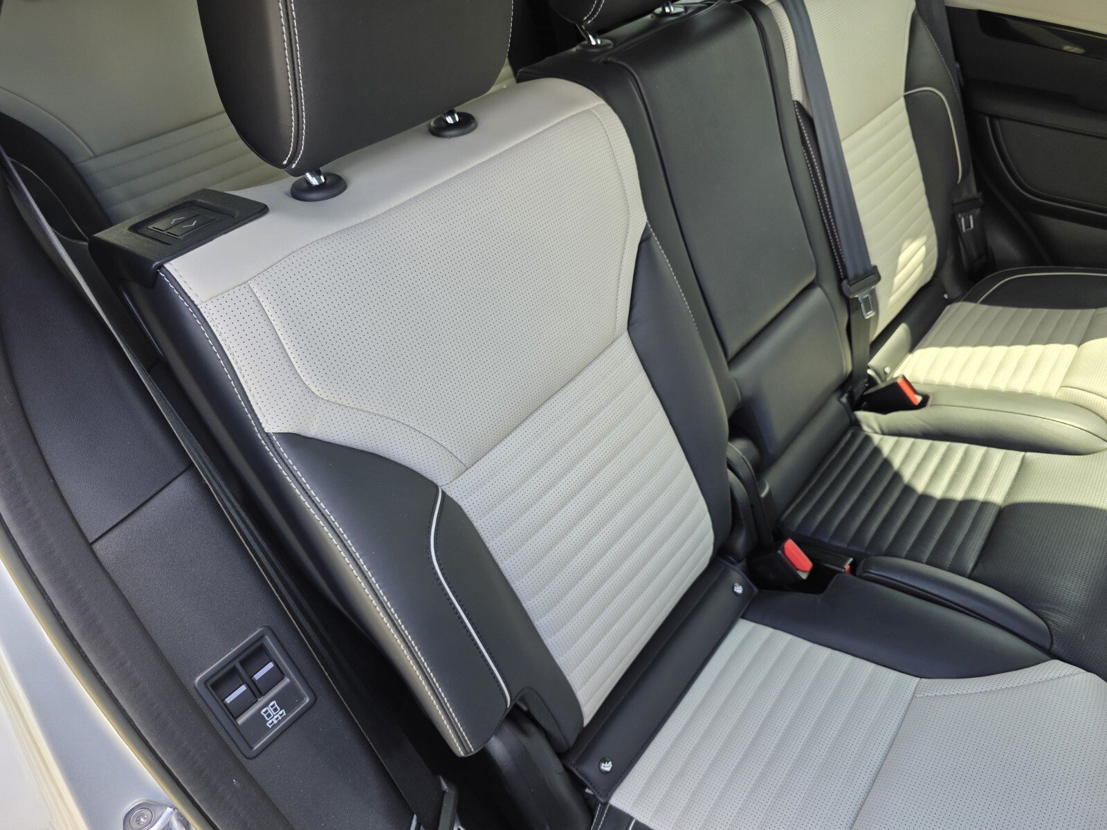 Certified 2023 Land Rover Discovery HSE R-Dynamic AWD/4WD image 27