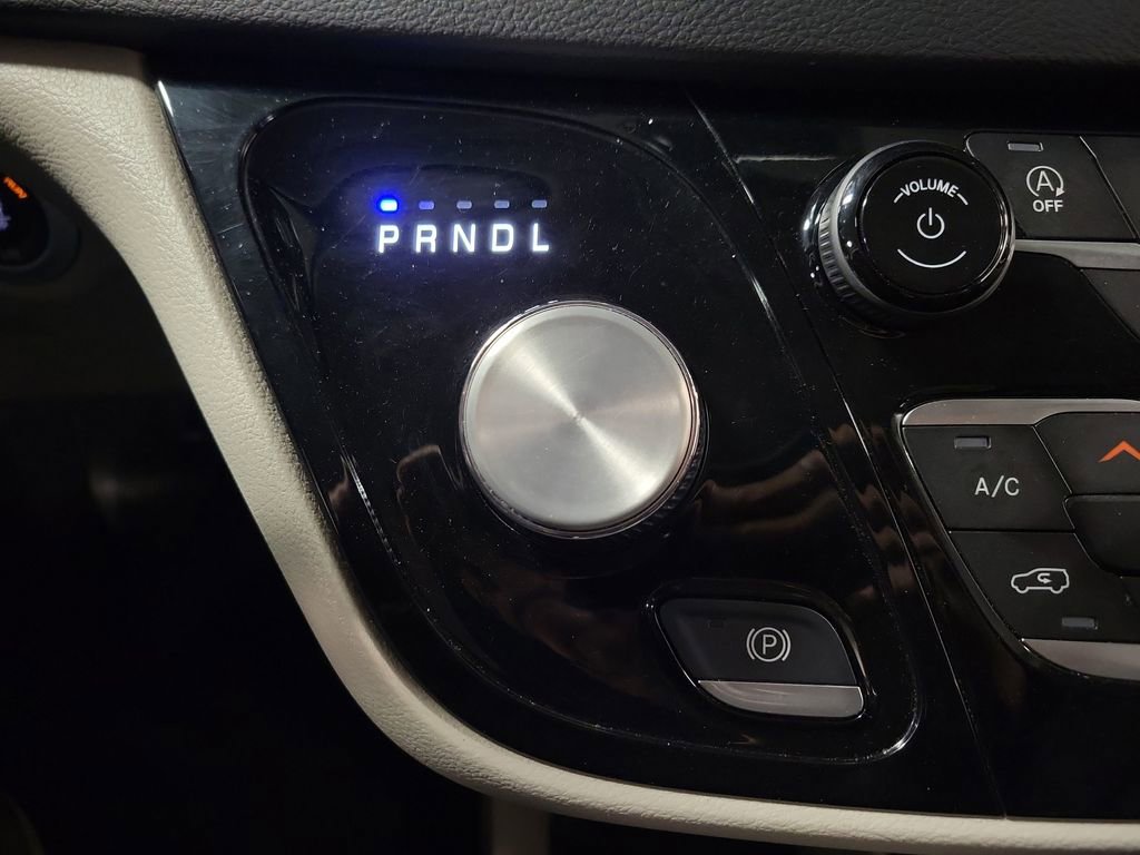 Used 2023 Chrysler Pacifica Touring-L FWD image 16