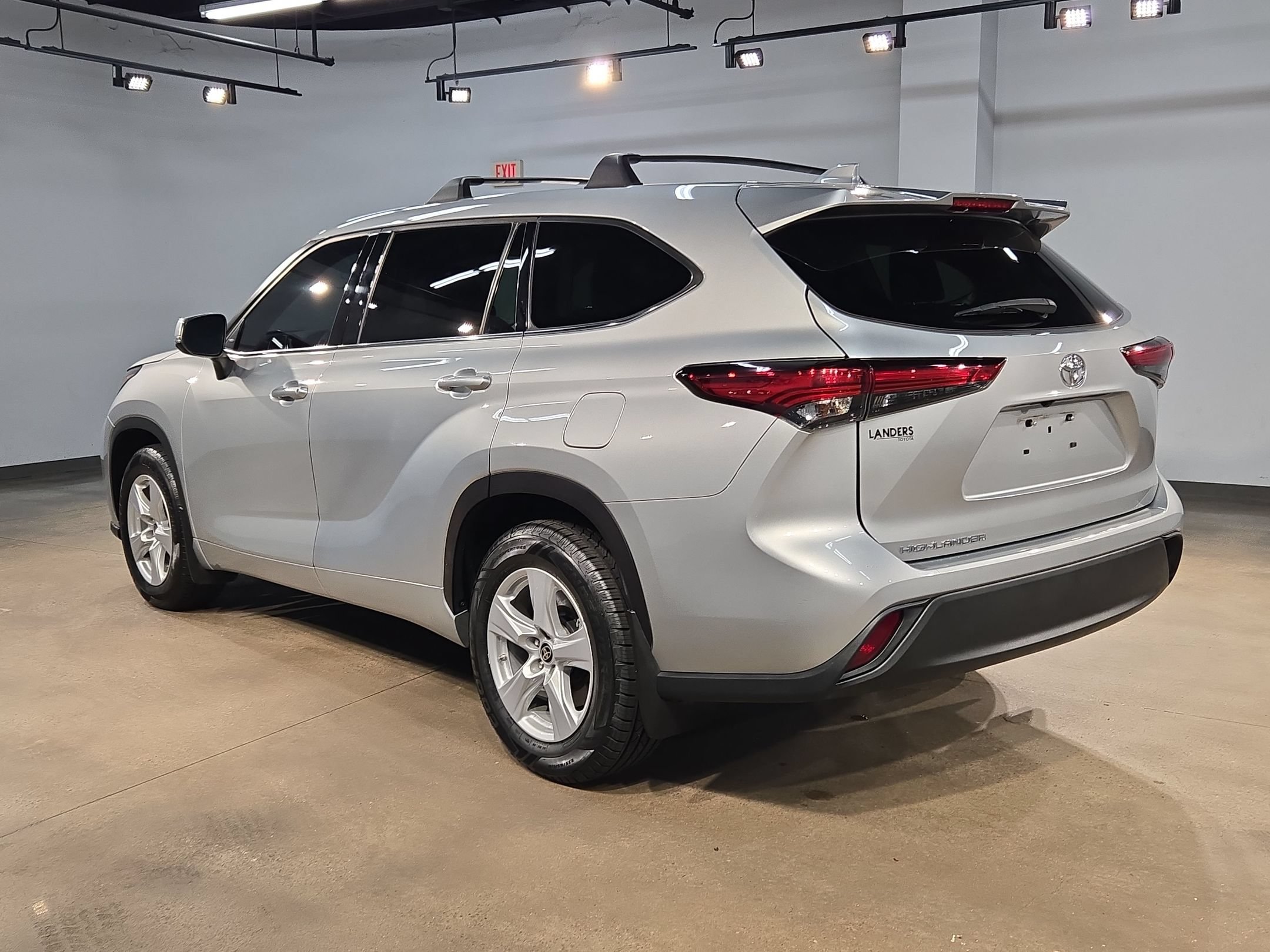 Used 2021 Toyota Highlander L FWD image 5