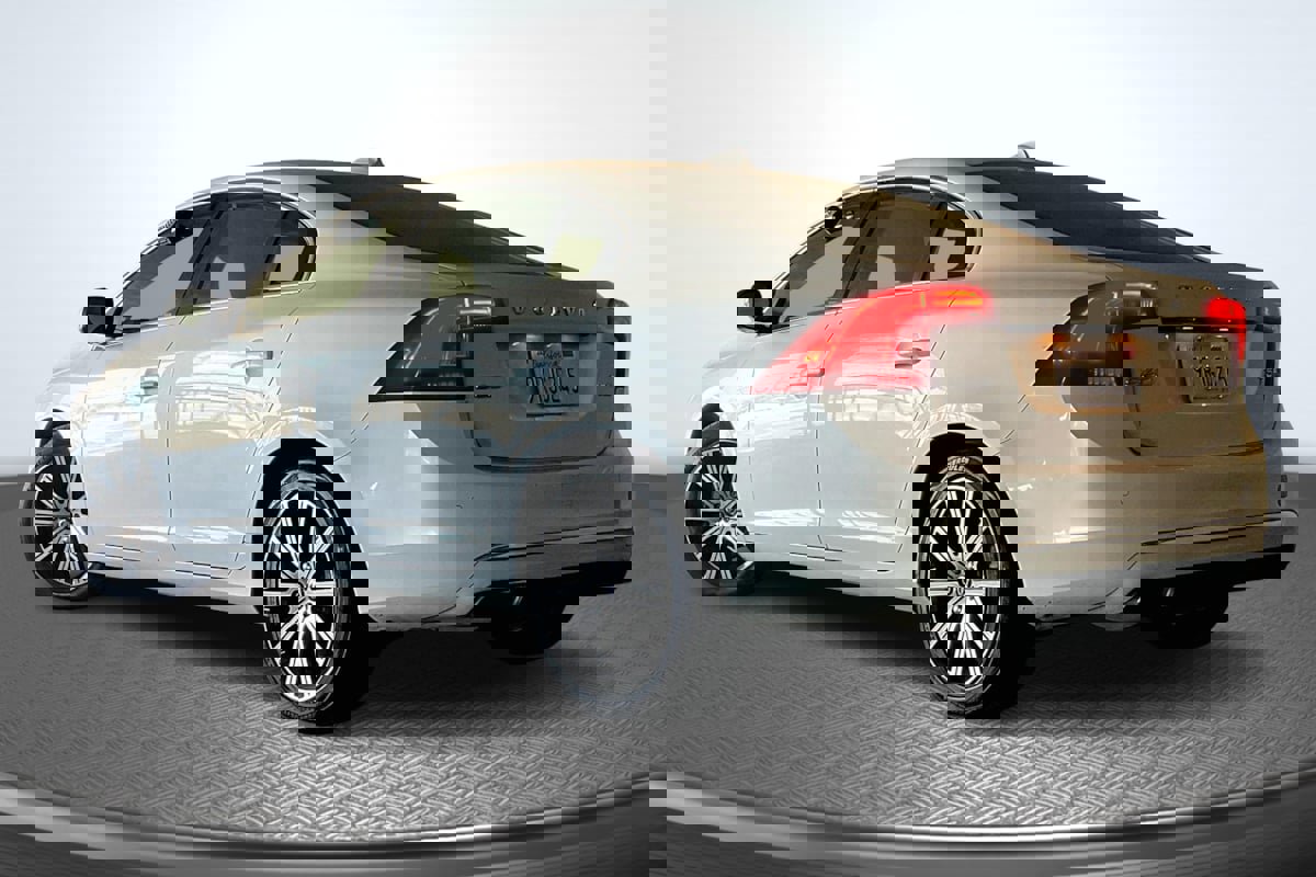 Used 2018 Volvo S60 T5 Inscription image 2