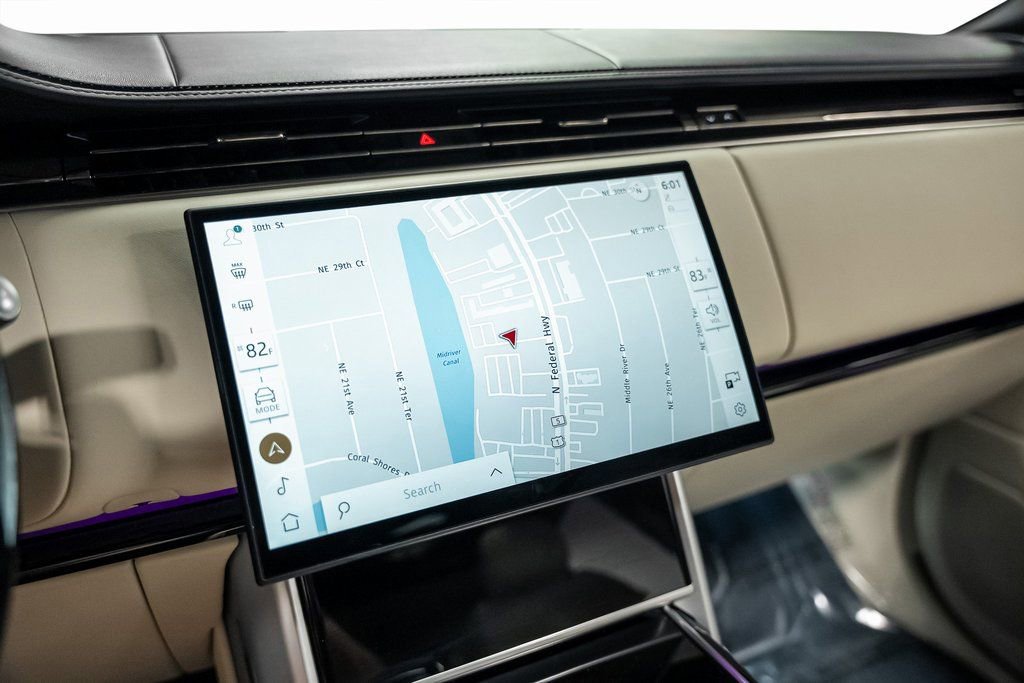 Used 2025 Land Rover Range Rover SE image 45