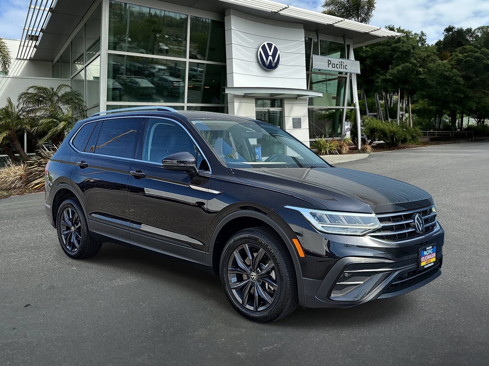 Certified 2024 Volkswagen Tiguan SE FWD image 3