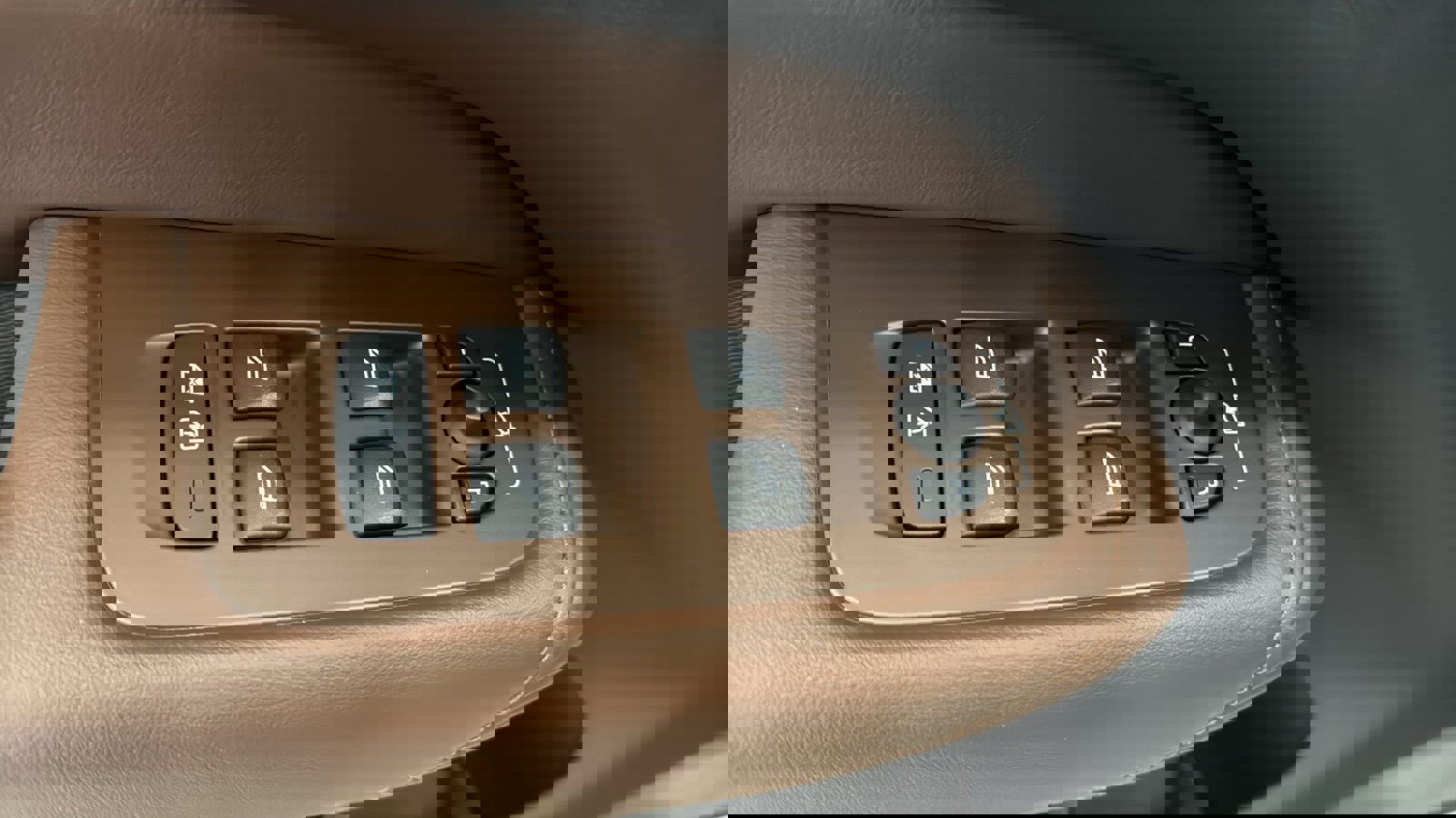 Used 2024 Volvo XC60 T8 Plus w/ Climate Package AWD/4WD image 22