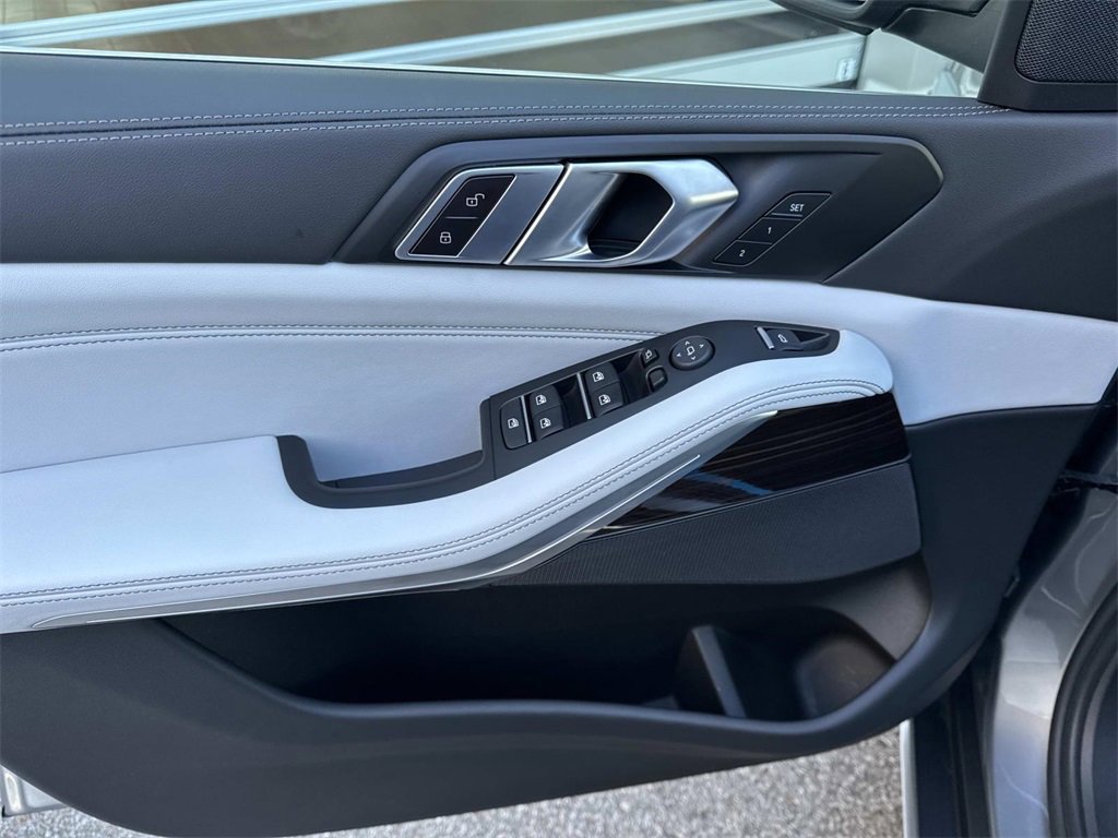 Used 2025 BMW X5 xDrive40i w/ Parking Assistance Package image 17