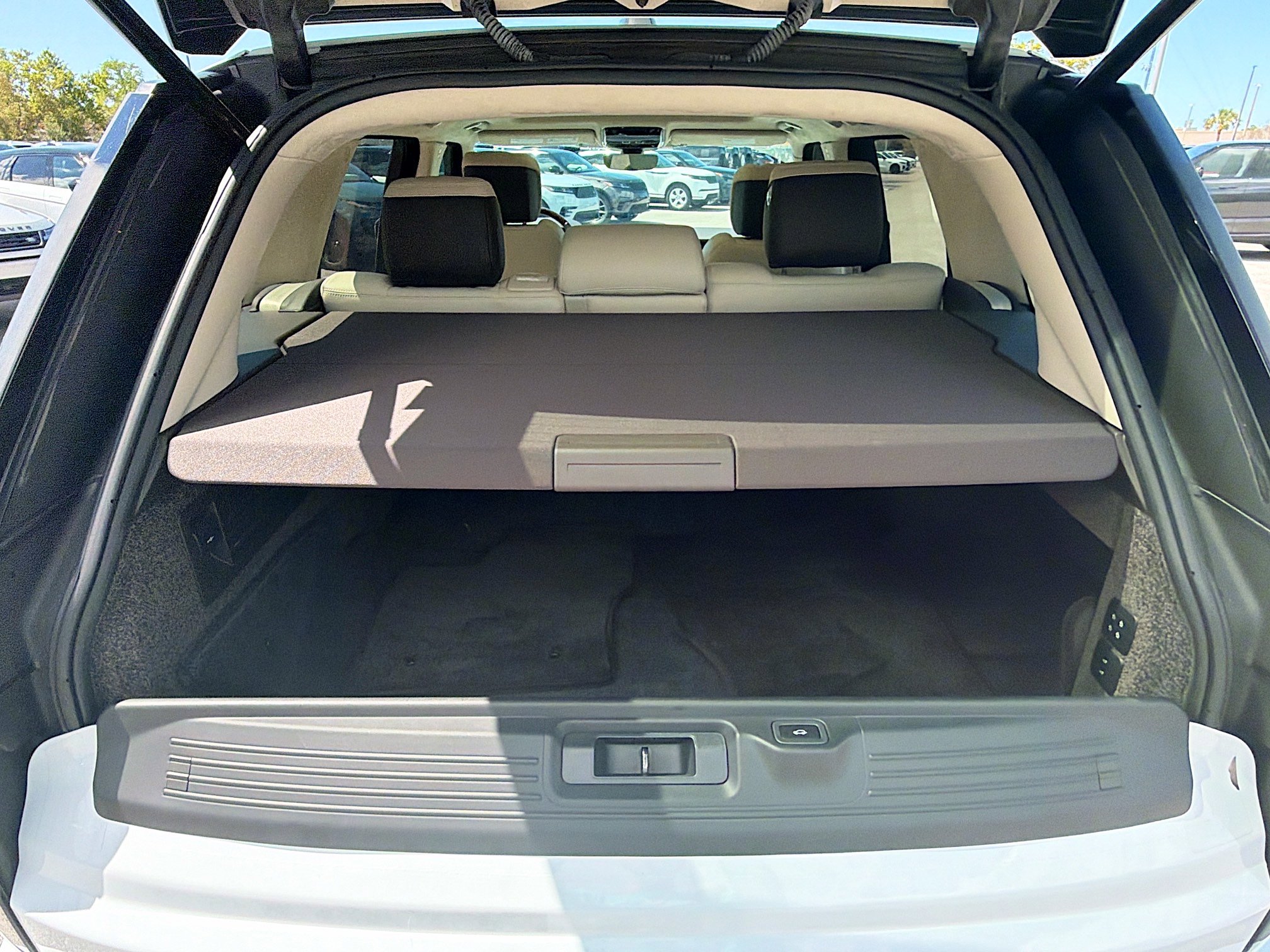 Used 2019 Land Rover Range Rover HSE image 12