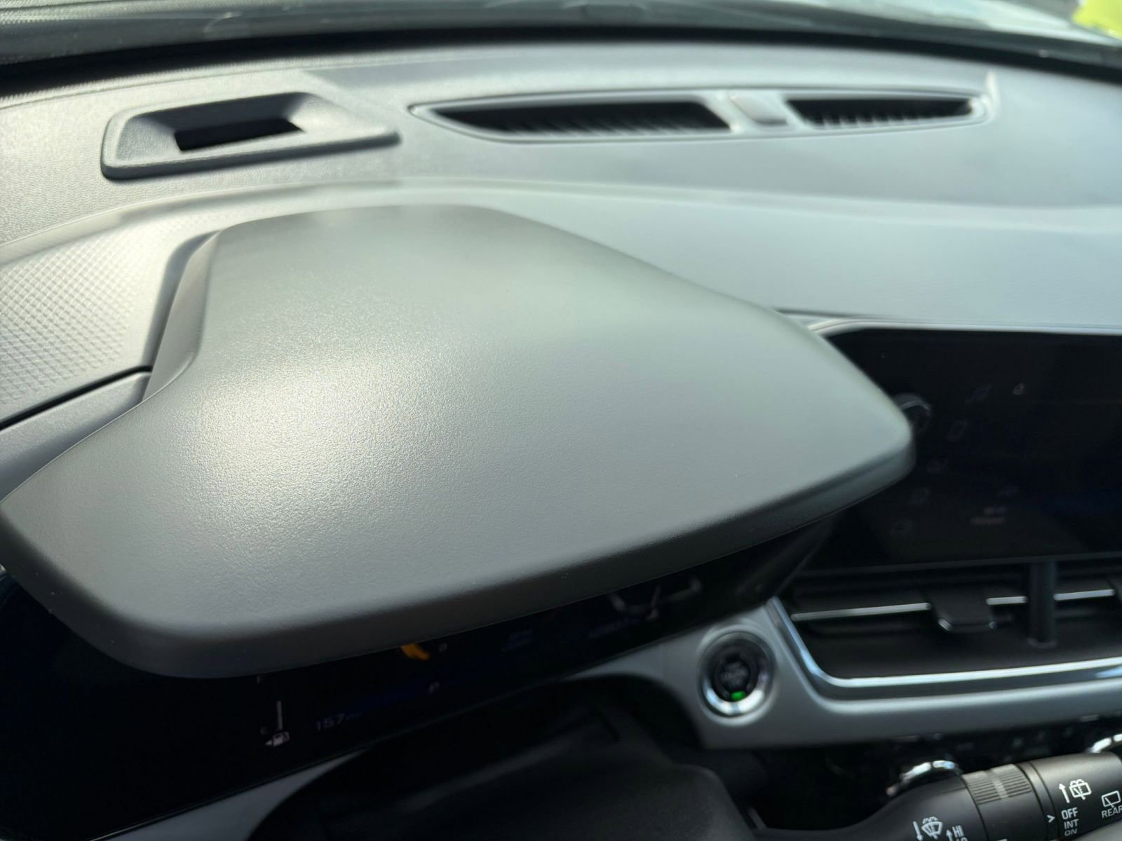 Used 2025 Chevrolet Trax LT w/ LT Convenience Package image 32