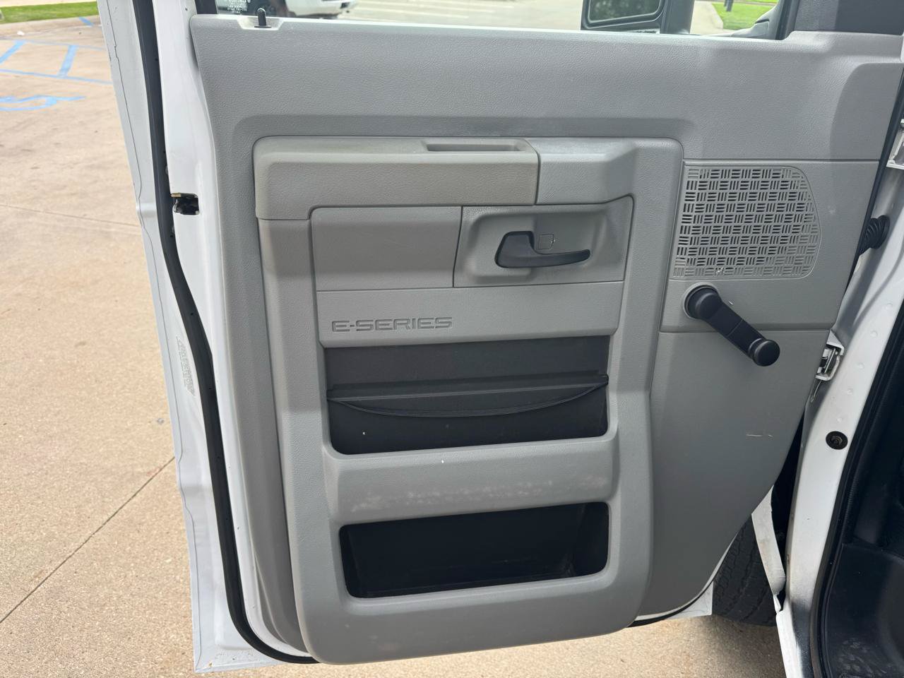 Used 2015 Ford E-350 and Econoline 350 Super Duty RWD image 12