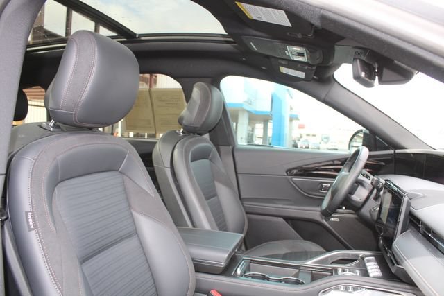 Used 2025 Lincoln Nautilus Reserve w/ Jet Appearance Package AWD/4WD image 17