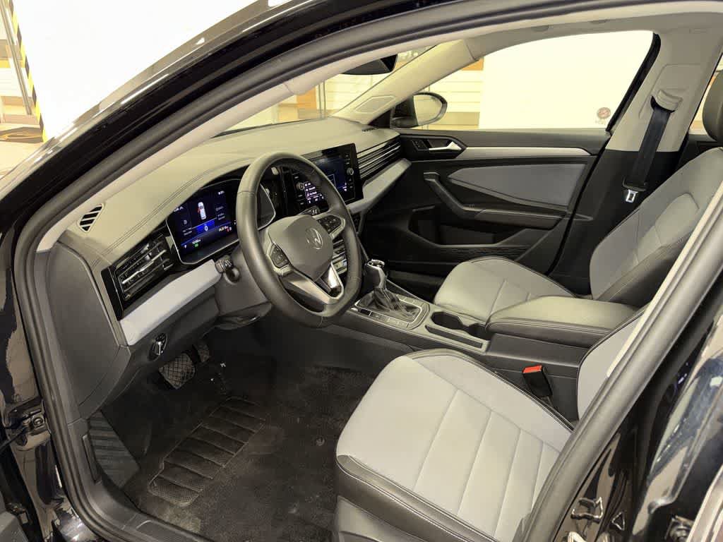 Used 2025 Volkswagen Jetta SE FWD image 29