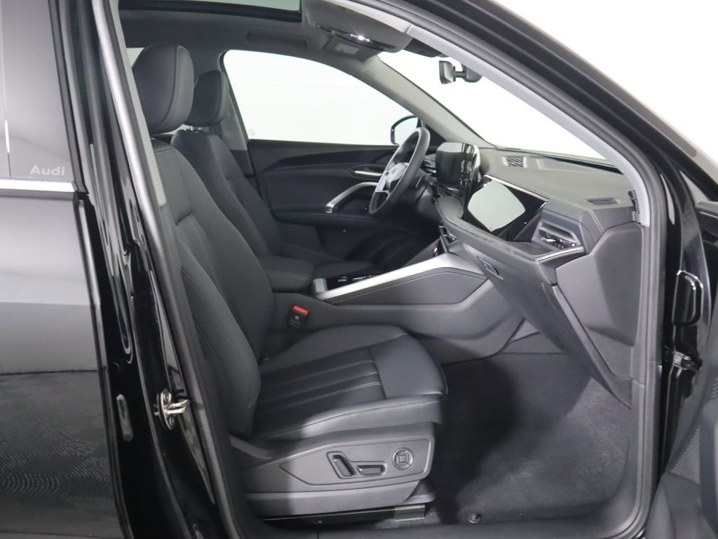Used 2025 Audi Q5 Premium w/ Convenience Package image 23