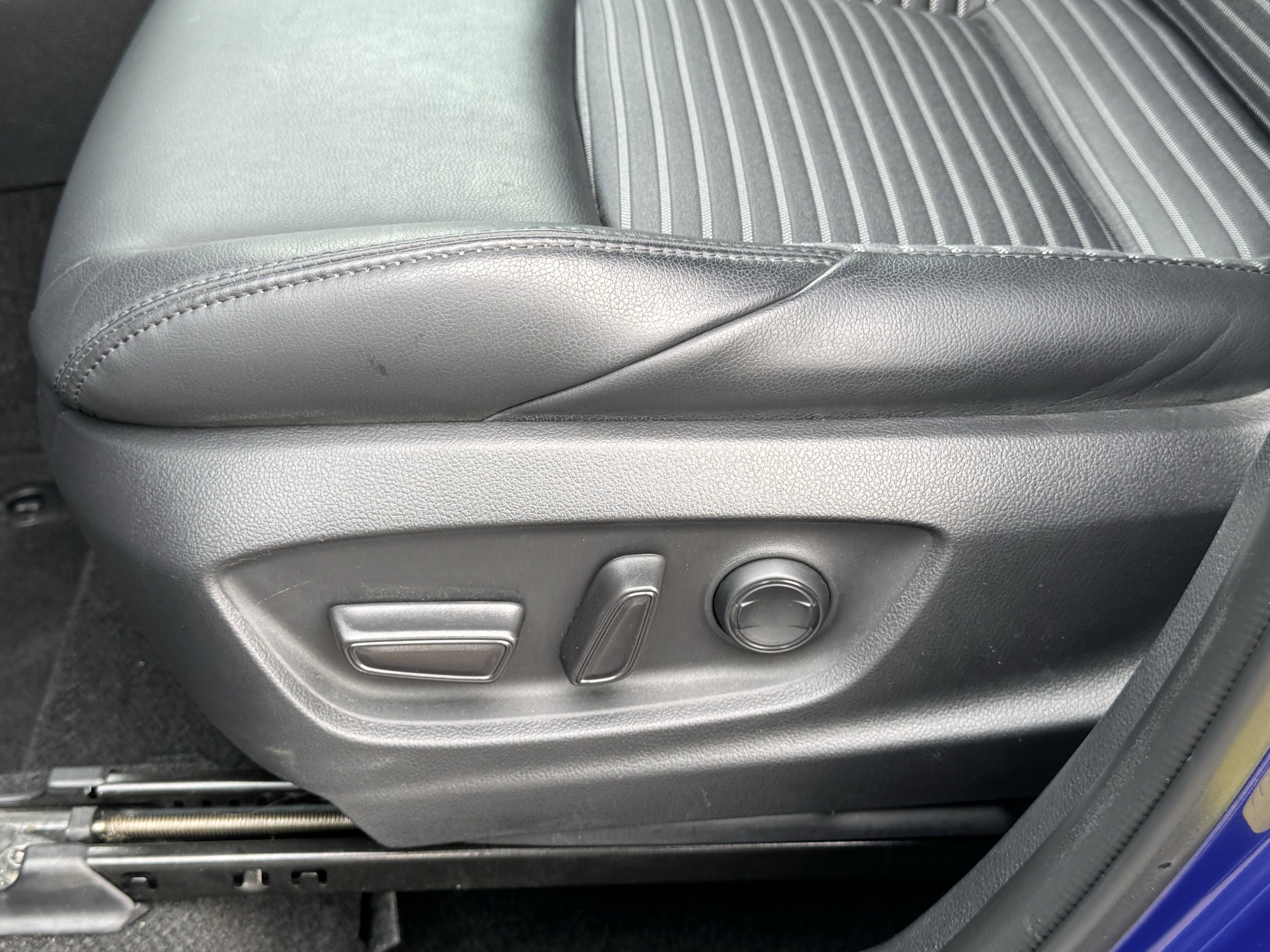 Used 2024 Toyota Corolla Cross XSE w/ Convenience Package image 27