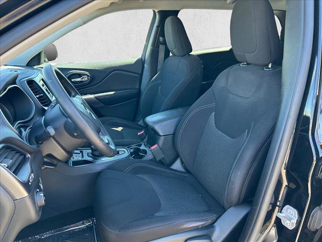 Used 2019 Jeep Cherokee Latitude w/ Popular Appearance Group FWD image 17