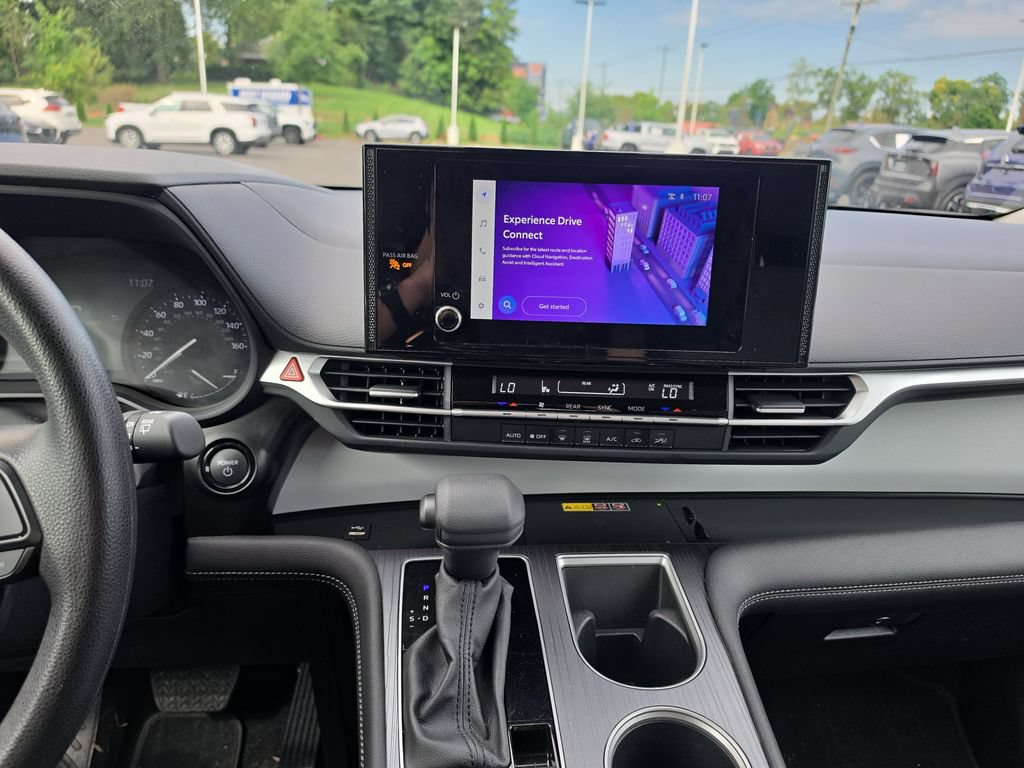 Used 2025 Toyota Sienna LE FWD image 12
