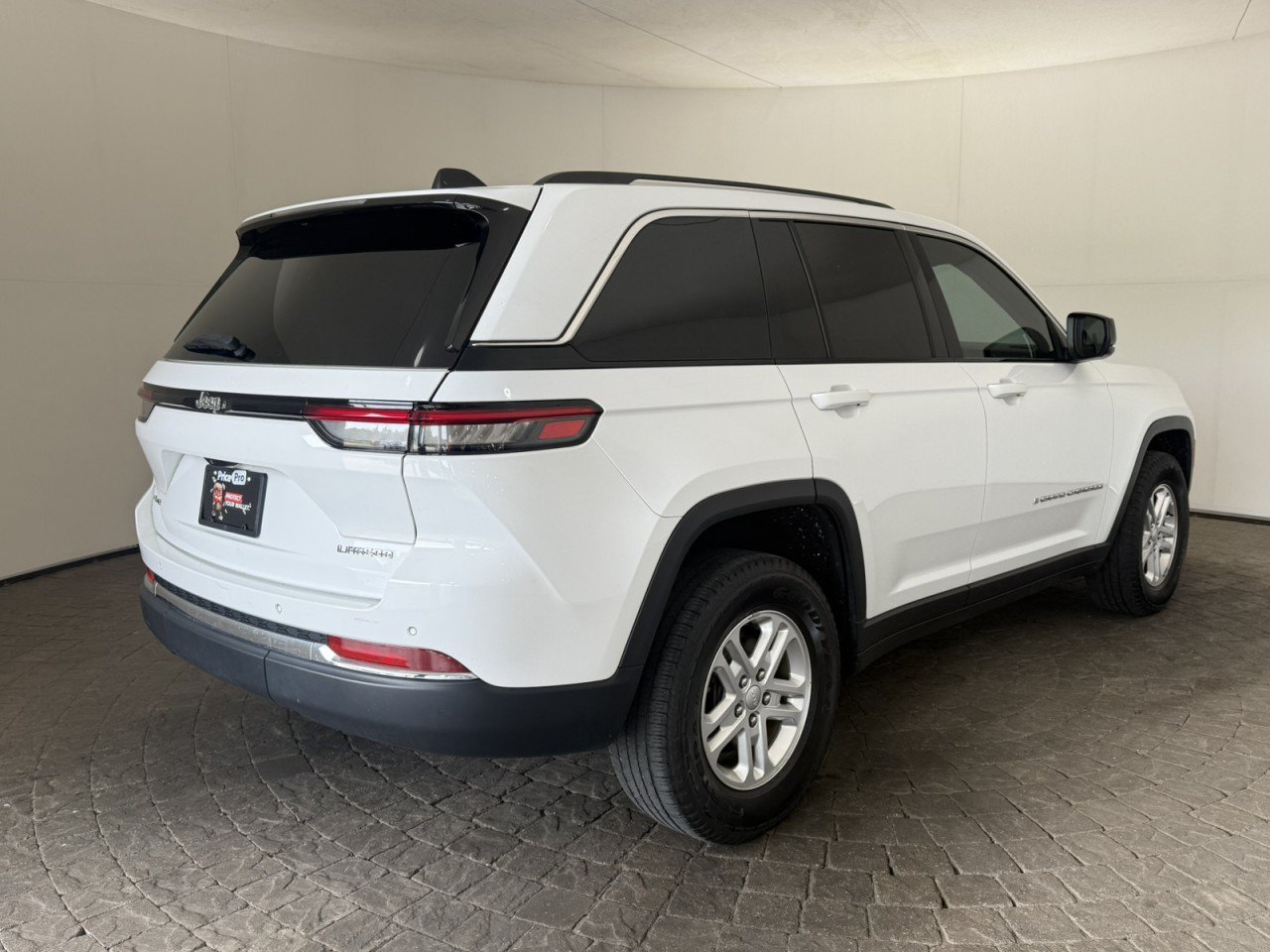 Used 2022 Jeep Grand Cherokee Laredo w/ Luxury Tech Group I AWD/4WD image 9