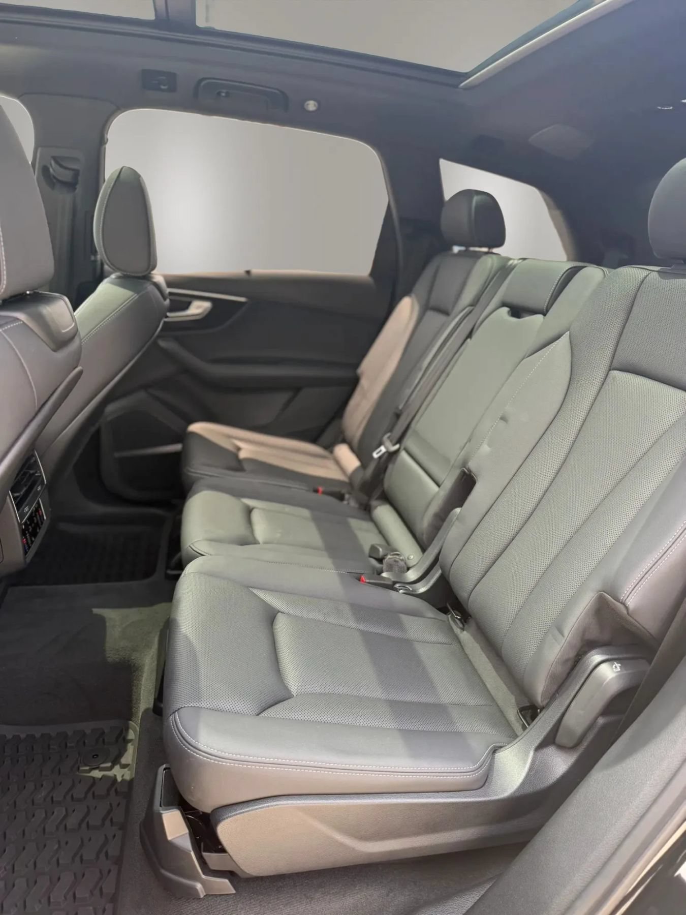 Used 2025 Audi Q7 2.0T Premium Plus w/ Premium Plus Package AWD/4WD image 19