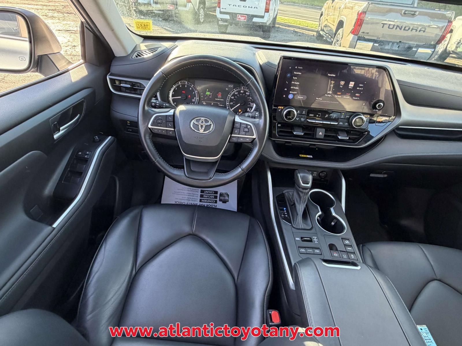Used 2023 Toyota Highlander XLE AWD/4WD image 10