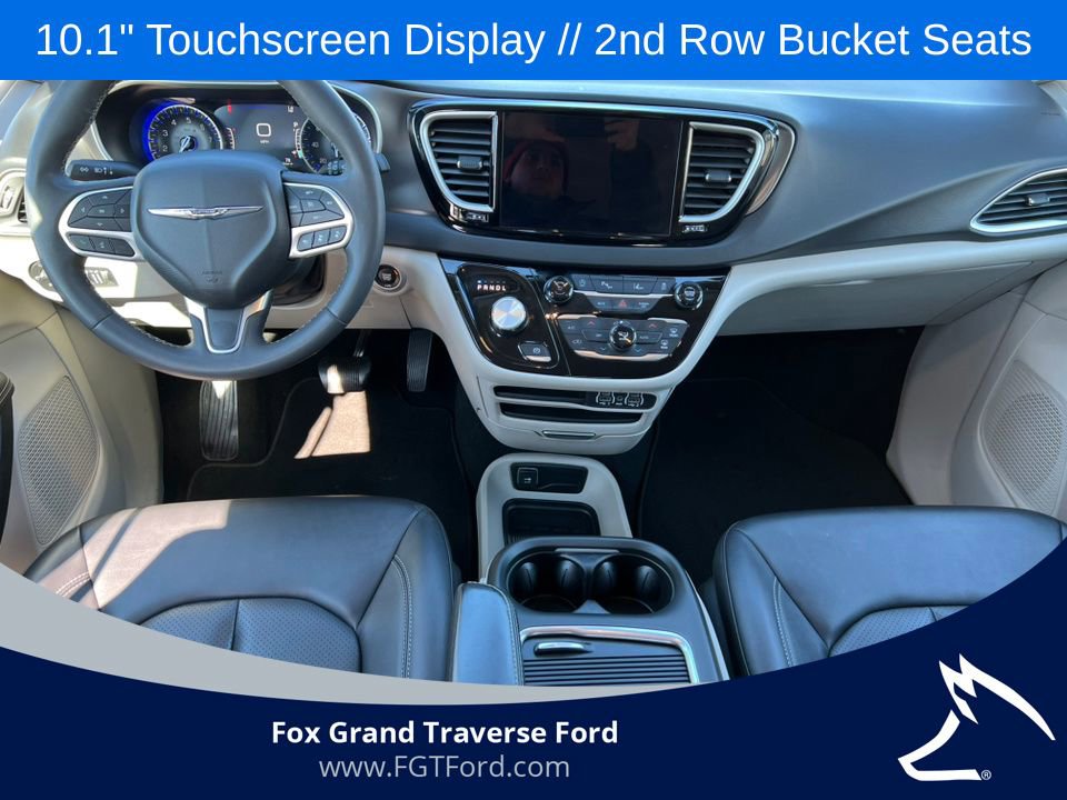 Used 2024 Chrysler Pacifica Touring-L image 2