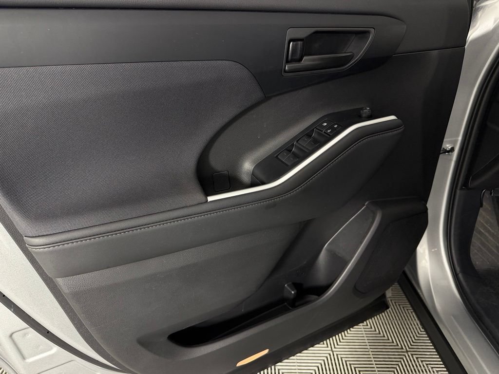 Used 2025 Toyota Highlander LE FWD image 23