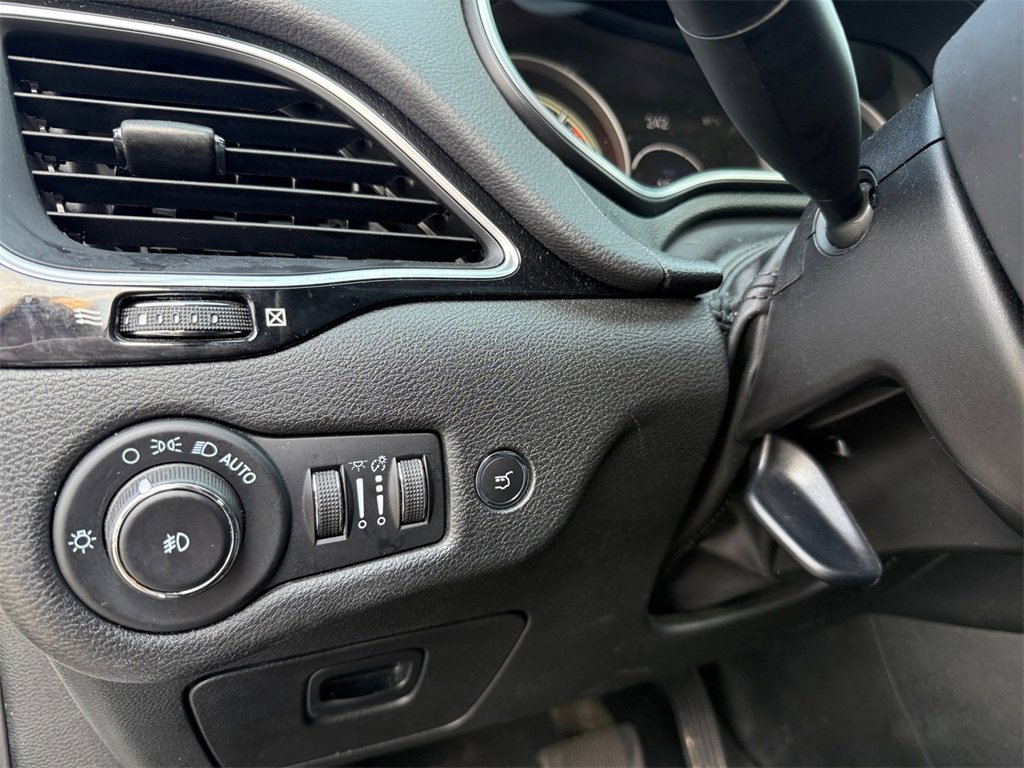 Used 2023 Jeep Cherokee Altitude Lux image 16