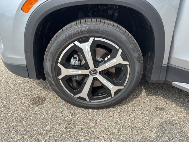 New 2025 Volkswagen Tiguan SE image 18