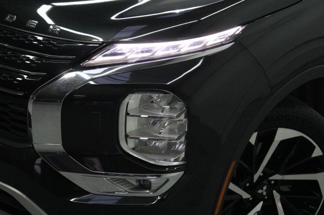 Used 2024 Mitsubishi Outlander SE image 2
